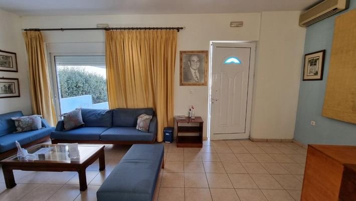 Kreta, Chersonisou: Gebäude mit Wohnung und Praxis zu verkaufen