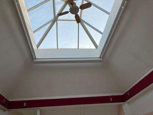 pyramidenförmige Glaskuppel