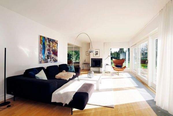 Heller Wohnbereich mit Zugang zum Garten