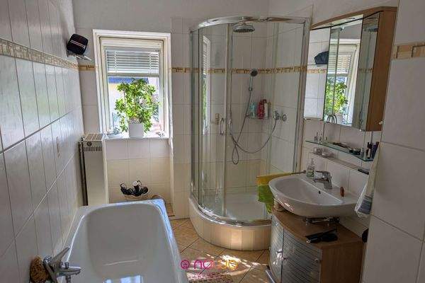 Bad im OG mit Wanne und Dusche