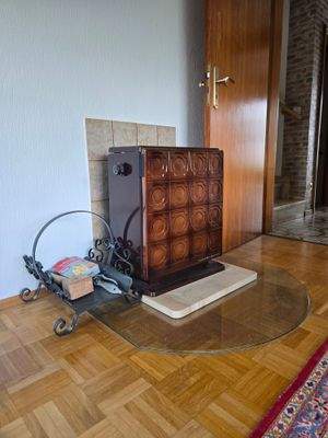 praktischer Kaminofen in Kachelofenoptik