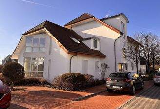 Straßenansicht mit Stellplätzen