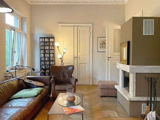 Wohnzimmer mit Kamin