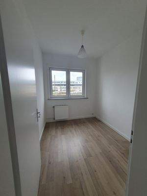 Neuer Raum mit Holzfussboden