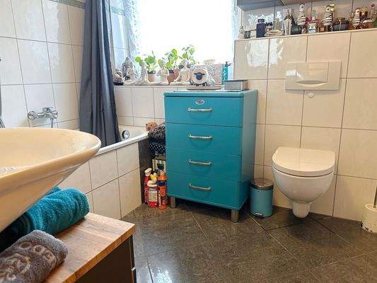 Das helle Wannenbad mit Fenster