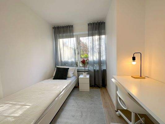 Helles WG-Zimmer mit Fenster