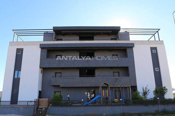 Building with High Rental Income Potential in Antalya Altintas