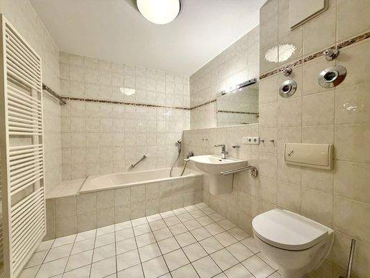 Bad mit Badewanne und Dusche