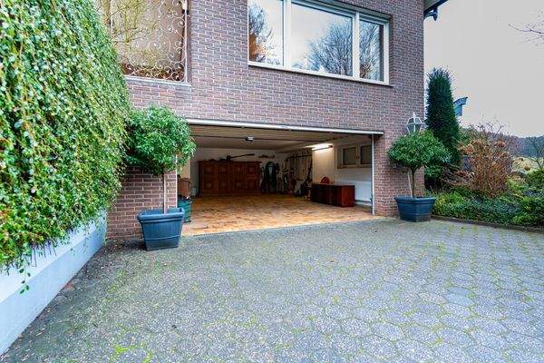 Tiefgarage mit Einfahrt