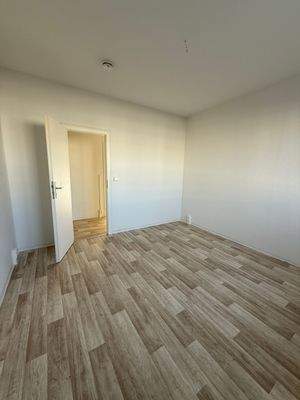 Leeres Zimmer mit Holzoptik