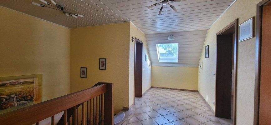 Große Diele mit zwei Bädern im OG