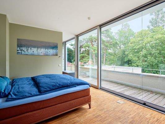 Vom Schlafzimmer gelangen Sie in die Ankleide und das Ensuite Bad - die Dachterrasse ist nahezu umlaufend und unterstreicht ein exklusives Penthousegefühl