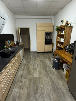 Küche mit angrenzendem Abstellraum