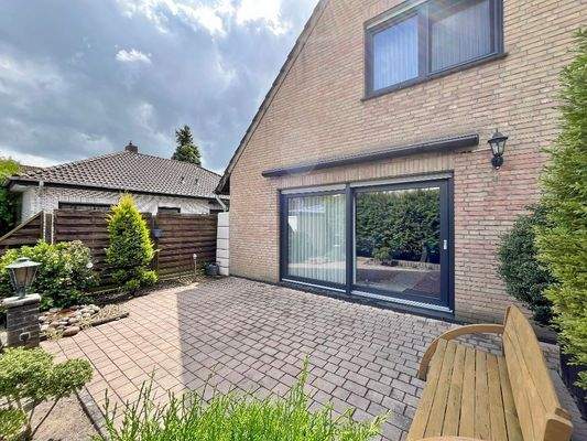 großzügige Terrasse mit Markise