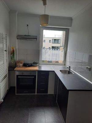 Küche mit Küchenzeile und Elektroherd, Backofen