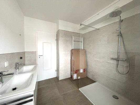 Modernisiertes Badezimmer mit Dusche