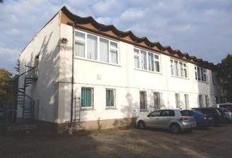 BT 18, Rückfassade zur Saale mit Parkmöglichkeiten