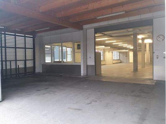 Hallentor mit Vordach