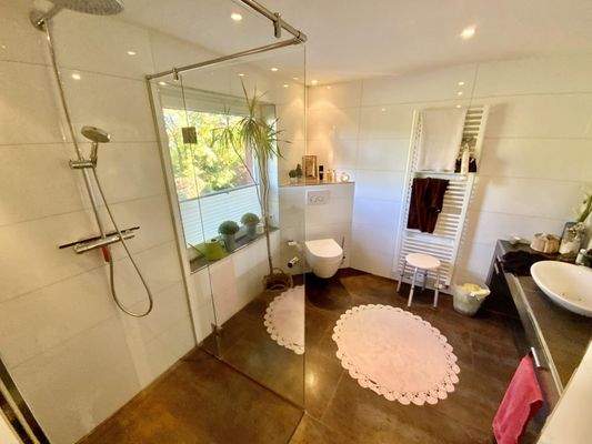 mit ebenerdiger Dusche