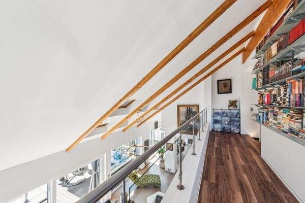 Blick von Galerie in Wohnbereich