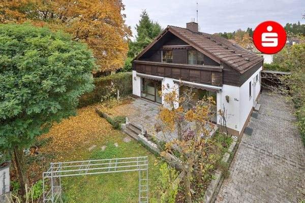 Hausansicht mit Garten