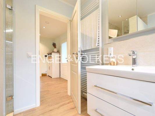 Hier ein Blick ins schöne Bad im OG