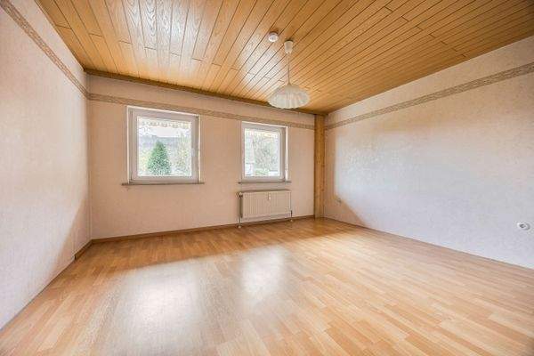 Großzügiges Schlafzimmer mit Ausrichtung zum Garte