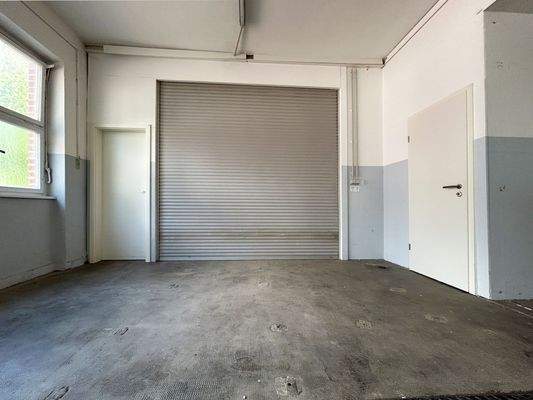 Halle 1 (links): Mittelteil, Übergang zum Hauptteil mit funkgesteuertem Sektionaltor