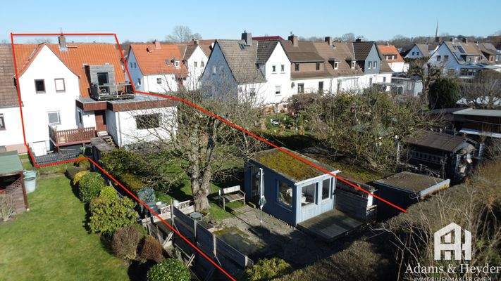 Ansicht Haus mit kompletten Garten