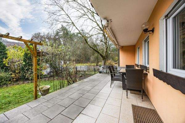 Einladende Terrasse mit Beschattung und Blick in d