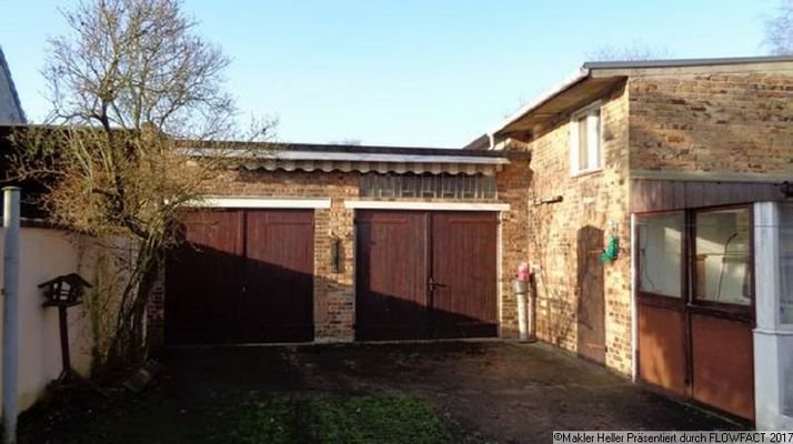 3 Garage und Durchgang zum Garten