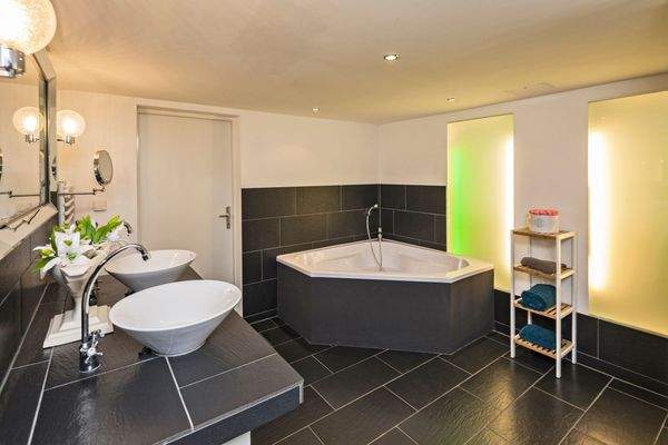 Blick auf die großzügige Eckbadewanne