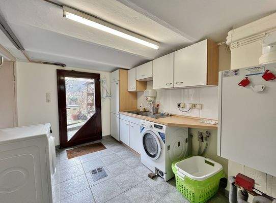 Waschküche mit Ausgang zum Garten