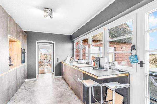 Küche mit Einbauküche und Terrassenzugang