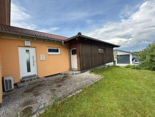 Nordeingänge in das Haus und Nebengebäude