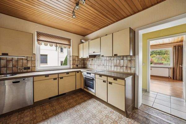 Küche mit viel Tageslicht und Platz zum Kochen