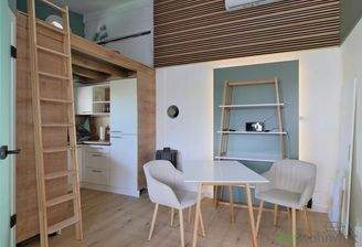 Klimaanlage, Esstisch, Leiter zut Bücherwand