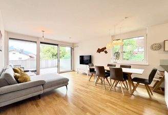 Großzügiges Wohn-Esszimmer mit Zugang auf den Balkon
