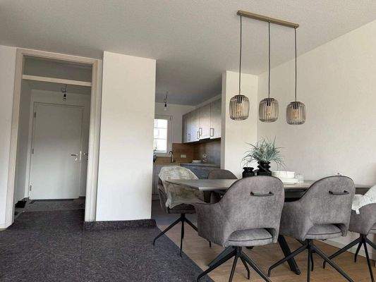 Wohn- und Esszimmer mit Zugang zum eigenen Balkon