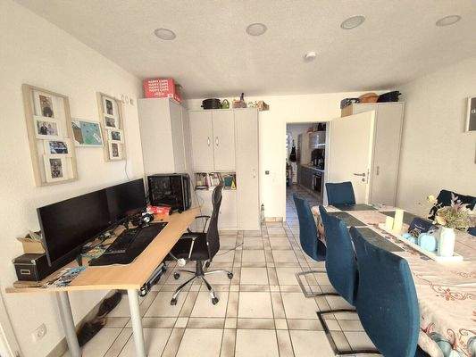 Esszimmer mit angrenzender Küche