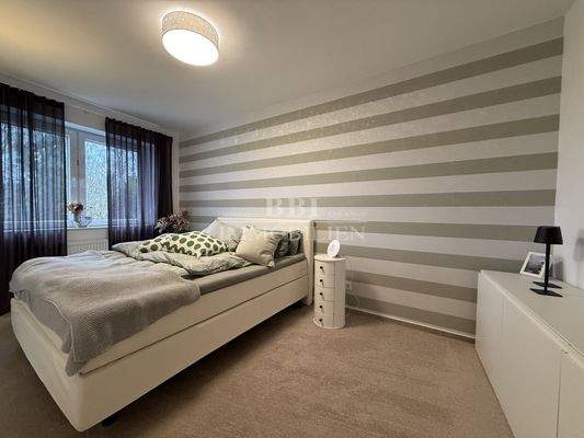 Schlafzimmer von guter Größe