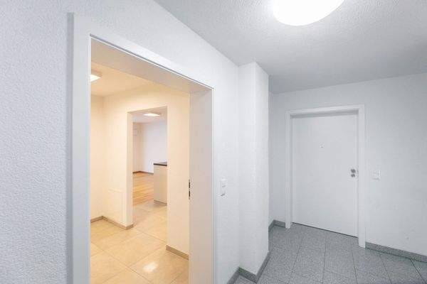 Wohnungseingang  mit Blick in Flur und Küche