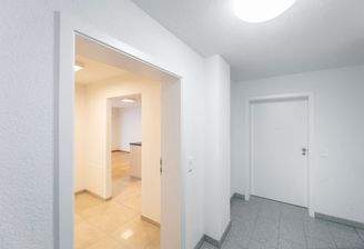 Wohnungseingang  mit Blick in Flur und Küche