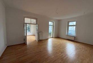 Wohnzimmer mit Wintergarten und Balkon