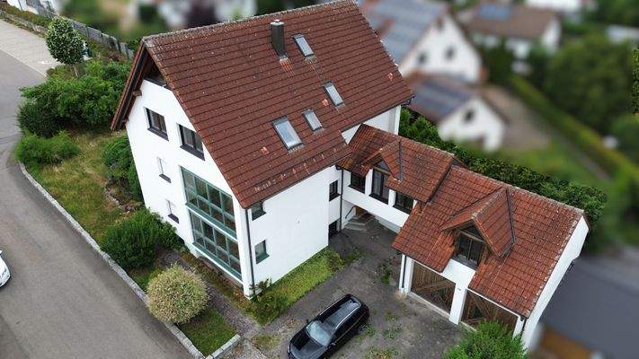 Ansicht Haus und Einfahrt