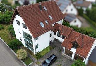 Ansicht Haus und Einfahrt