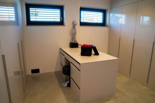 Ankleide mit Einbauschränken