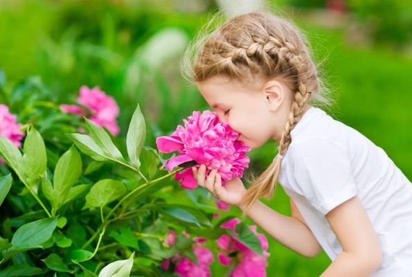 Kleines Mädchen Frühlingsblumen iStock- Mila Semenova