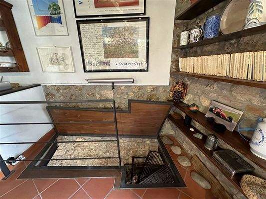 Treppe nach unten innerhalb des Apartments