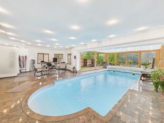 Wellnessbereich mit Poollandschaft